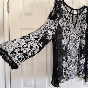 XL Bila Blk/White Cold Shoulder Top Blouse